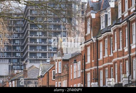 Le prime case del ventesimo secolo su East Heath / South End Road, Hampstead, con la facciata del Royal Free Hospital dietro, Hampstead, Londra, Regno Unito Foto Stock