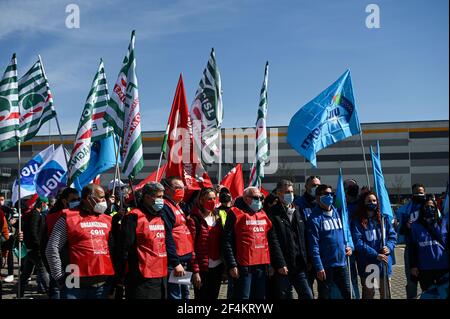 Castel San Giovanni, Italia. 22 marzo 2021. I lavoratori protestano fuori dal centro amazzonico di Castel San Giovanni, il più grande d'Italia, vicino a Piacenza, Italia il 22 marzo 2021 durante il primo sciopero nazionale amazzonico Credit: Piero Cruciatti/Alamy Live News Foto Stock