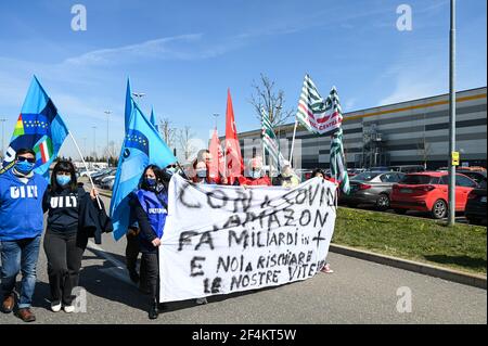 Castel San Giovanni, Italia. 22 marzo 2021. I lavoratori protestano fuori dal centro amazzonico di Castel San Giovanni, il più grande d'Italia, vicino a Piacenza, Italia il 22 marzo 2021 durante il primo sciopero nazionale amazzonico Credit: Piero Cruciatti/Alamy Live News Foto Stock