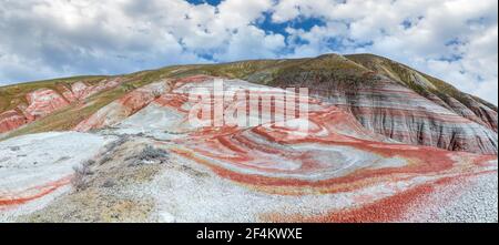 Splendida vista panoramica sulle montagne a strisce rosse Foto Stock