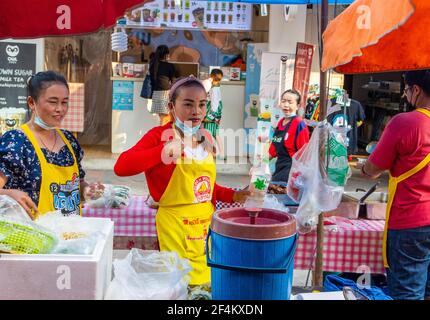 PATTAYA, THAILANDIA - Mar 21, 2021: A volte Covid 19 persone partecipano ad un weekend tailandese festival per le strade del distretto di Naklua Chonburi Thailandia Asia Foto Stock