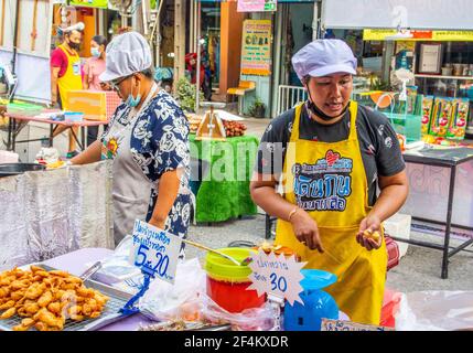 PATTAYA, THAILANDIA - Mar 21, 2021: A volte Covid 19 persone partecipano ad un weekend tailandese festival per le strade del distretto di Naklua Chonburi Thailandia Asia Foto Stock