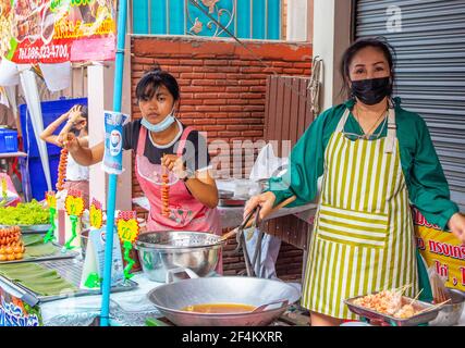 PATTAYA, THAILANDIA - Mar 21, 2021: A volte Covid 19 persone partecipano ad un weekend tailandese festival per le strade del distretto di Naklua Chonburi Thailandia Asia Foto Stock