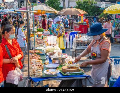 PATTAYA, THAILANDIA - Mar 21, 2021: A volte Covid 19 persone partecipano ad un weekend tailandese festival per le strade del distretto di Naklua Chonburi Thailandia Asia Foto Stock