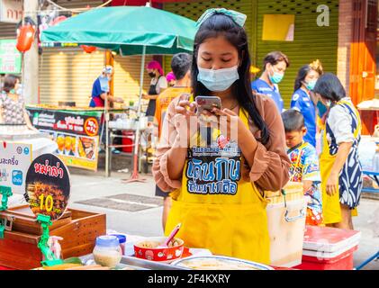 PATTAYA, THAILANDIA - Mar 21, 2021: A volte Covid 19 persone partecipano ad un weekend tailandese festival per le strade del distretto di Naklua Chonburi Thailandia Asia Foto Stock