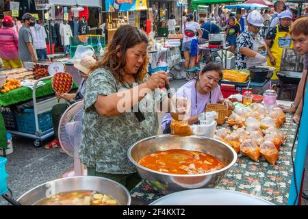 PATTAYA, THAILANDIA - Mar 21, 2021: A volte Covid 19 persone partecipano ad un weekend tailandese festival per le strade del distretto di Naklua Chonburi Thailandia Asia Foto Stock