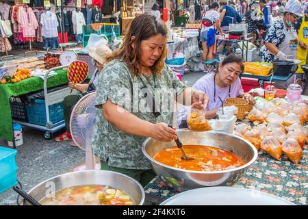 PATTAYA, THAILANDIA - Mar 21, 2021: A volte Covid 19 persone partecipano ad un weekend tailandese festival per le strade del distretto di Naklua Chonburi Thailandia Asia Foto Stock