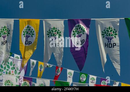 ISTANBUL, TURCHIA - 12 aprile 2015: Istanbul, Turchia. 12 aprile 2015 bandiere politiche HDP volanti al lancio della campagna elettorale turca 2015, Istan Foto Stock