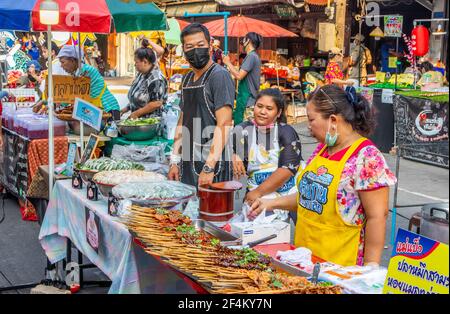 PATTAYA, THAILANDIA - Mar 21, 2021: A volte Covid 19 persone partecipano ad un weekend tailandese festival per le strade del distretto di Naklua Chonburi Thailandia Asia Foto Stock