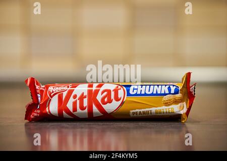 POZNAN, POLONIA - 01 dicembre 2017: Nestle KitKat Chunky burro di arachidi barretta di cioccolato su un tavolo di legno Foto Stock