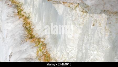 Pietra tessitura bianca Pamukkale collina superficie di montagna in Turchia. Stalattiti di calcio e sollievo. Sfondo con posizione per il testo. Foto Stock