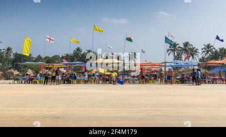 Una calda giornata estiva di attività in spiaggia a Goa, INDIA Foto Stock