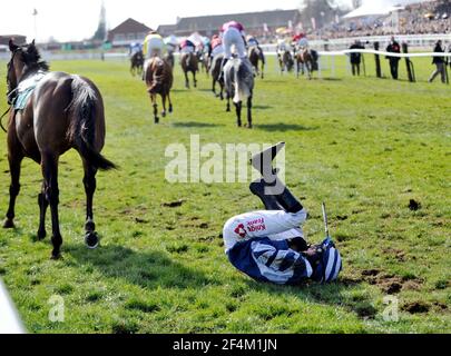 CHELTENHAM FESTIVAL 2011.THE ALBERT BARTLETT HURDLE. JASOM MAGUIRE SU RADSTSKY MARZO CADE ALL'ULTIMO. . 18/3/2011. IMMAGINE DAVID ASHDOWN Foto Stock