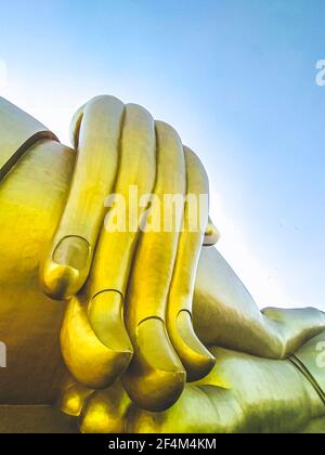 Primo piano la mano grande della statua dorata del Buddha a. Il Wat Muang Angthong Thailandia Foto Stock