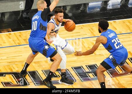 Orlando, Florida, USA, 19 febbraio 2021, Il Golden state Warriors' Steph Curry n° 30 è stato inscatolato dai Magicplayers di Orlando Evan Fournier n° 10 e Chasson Randle n° 25 all'Amway Center (Photo Credit: Marty Jean-Louis) Foto Stock