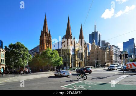 Melbourne, Victoria, Australia - 03 novembre 2017: Persone non identificate e traffico su Flinders Street con la Cattedrale di St. Pauls nella capitale di Victoria Foto Stock