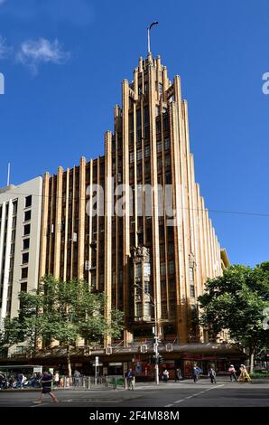 Melbourne, VIC, Australia - 03 Novembre 2017: le persone non identificate e la storica Manchester Unity edificio, un Art Deco ispirato edificio per uffici Foto Stock