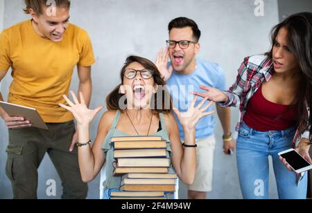 Giovane studentessa stressata e frustrata che si prepara agli esami Foto Stock