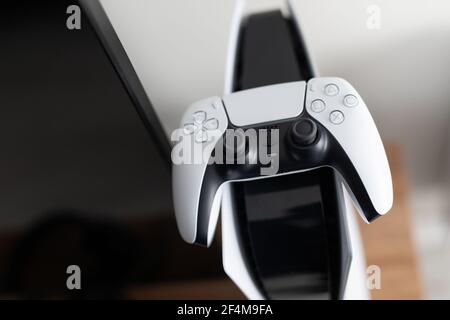 Chernivtsi, Ucraina - Marzo, 2021: La nuova PlayStation 5 Box Sony svela console e giochi per PS5. Foto Stock