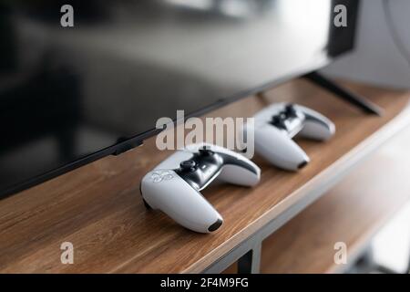 Chernivtsi, Ucraina - Marzo, 2021: La nuova PlayStation 5 Box Sony svela console e giochi per PS5. Foto Stock