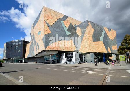 Melbourne, VIC, Australia - 03 novembre 2017: Persone non identificate in Federation Square, luogo d'incontro e attrazione turistica con diversi musei, Foto Stock