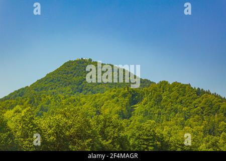 Meraviglioso paesaggio montano e forestale con cielo blu nuvoloso in Slovenia. Foto Stock