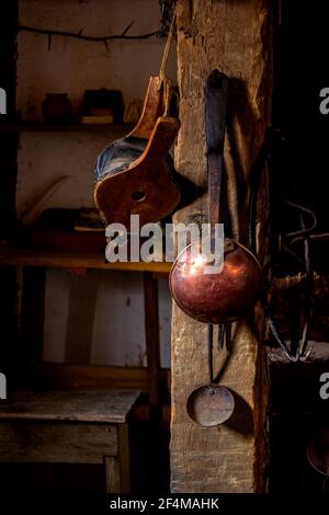 Utensili da cucina del tipo utilizzato nella colonia del 17 ° secolo a Henryco. Foto Stock