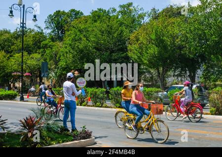 Dopo molti mesi di chiusura a causa della pandemia, la città di Merida in Messico ha ripreso le sue popolari 'Ciclismo Domenica' sul famoso viale Paseo de Montejo. L'evento è stato riorganizzato e aderisce alle misure di igiene di protezione Covid-19 Foto Stock