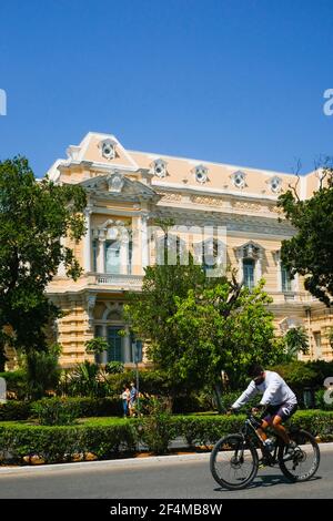 Ciclista indossando una maschera Paseo de Montejo Avenue, Merida messico Foto Stock