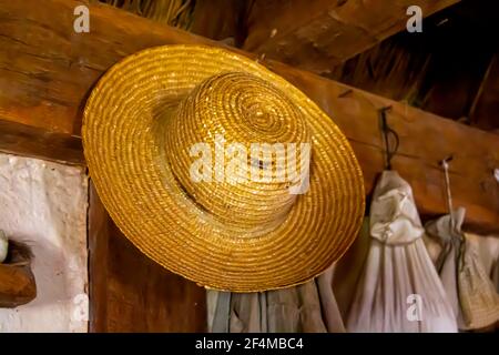 Cappello di paglia del tipo indossato nella colonia del 17 ° secolo a Henryco. Foto Stock