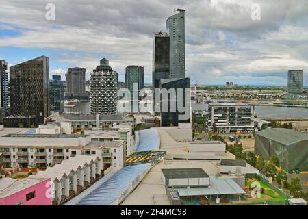 Australia, vista aerea di diversi edifici nel nuovo quartiere Waterfront sul fiume Yarra Foto Stock