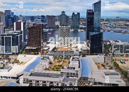 Australia, vista aerea di diversi edifici nel nuovo quartiere Waterfront sul fiume Yarra Foto Stock