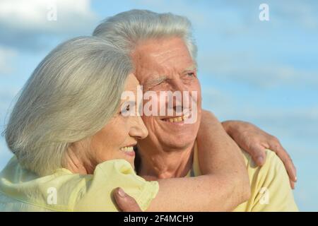 Felice coppia anziana abbracciata nel parco Foto Stock