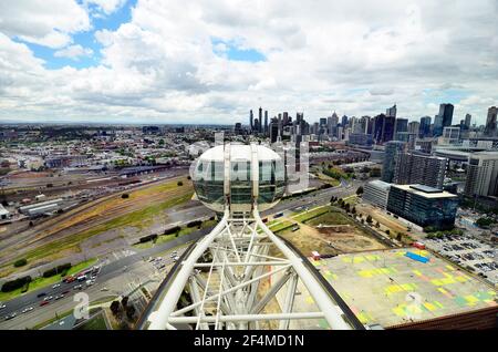 Melbourne, VIC, Australia - 03 novembre 2017: Funivia della ruota panoramica Melbourne Star Observation Wheel con panorama del centro Foto Stock