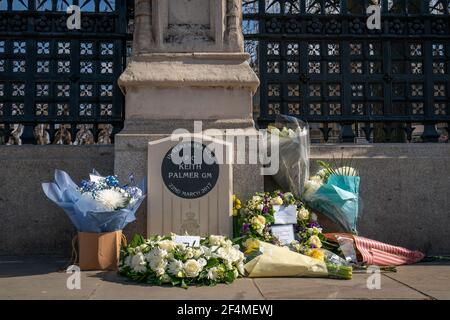 I tributi floreali sono stati messi intorno al memoriale per onorare PC Keith Palmer, che è stato ucciso durante l'attacco terroristico di Westminster, fuori dal Palazzo di Westminster, Londra, nel quarto anniversario dell'attacco. Data immagine: Lunedì 22 marzo 2021. Foto Stock