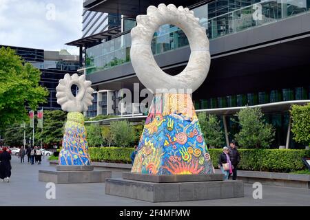 Melbourne, Victoria, Australia - 03 novembre 2017: Persone non identificate e due sculture chiamate i Guardiani da Simon Rigg sulla passeggiata di Southbank Foto Stock