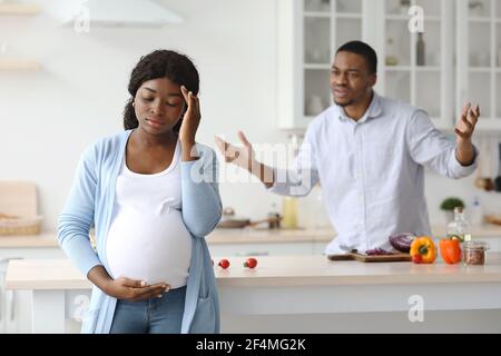 Un ragazzo afro-americano che gridava alla moglie incinta Foto Stock