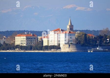 Zara, destinazione turistica in Croazia, vista panoramica dal mare Adriatico, Velebit montagna sullo sfondo Foto Stock