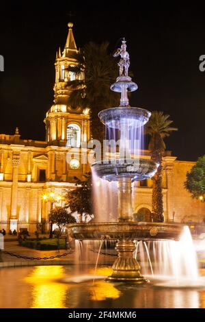 Basilica cattedrale de Arequipa e fontana sulla piazza principale di Plaza de Armas della città di Arequipa, vista notturna, Perù Foto Stock