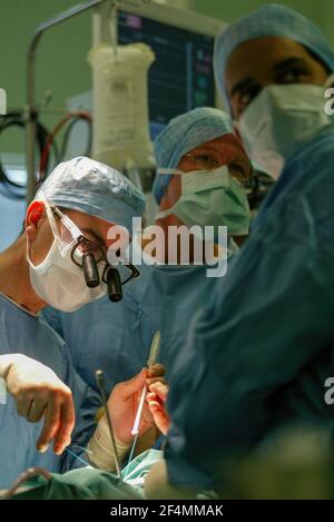 Consulente cardiologo Ciro Campanella (indossando l'ottica), e il suo team, eseguendo la chirurgia cardiaca all'Edinburgh Royal Infirmary, Edimburgo, Scozia Foto Stock