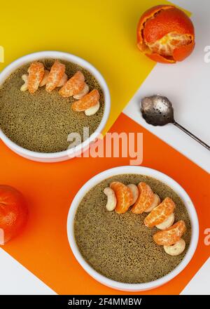 Pudding tradizionale di latte di cocco dello Sri Lanka Watalappan guarnito con noci di anacardi e zeppe tangerine. Foto Stock