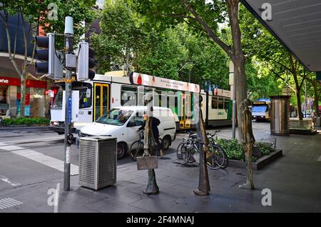 Melbourne, VIC, Australia - 03 Novembre 2017: le persone non identificate, traffico e Swanston a piedi sculture nel capitale di Victoria Foto Stock