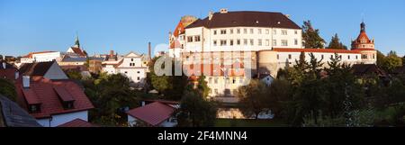 Castello castello palazzo Chateau e la città di Jindrichuv Hradec pomeriggio o vista in prima serata, Boemia meridionale, repubblica Ceca Foto Stock