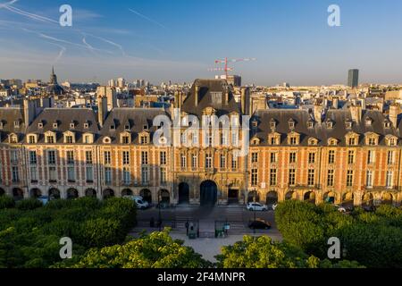 Vista aerea frontale dell'ingresso dell'edificio principale di Place des Vosges a Parigi, Francia Foto Stock