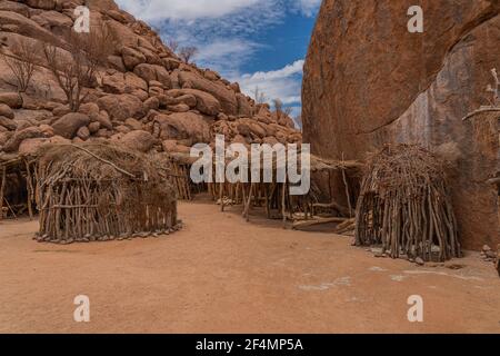 DAMARALAND, NAMIBIA - 13 gennaio 2020: Rifugio tribale africano al Damara Living Museum in Namibia Foto Stock