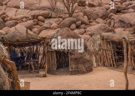 DAMARALAND, NAMIBIA - 13 gennaio 2020: Rifugio tribale africano Buschman al Damara Living Museum in Namibia Foto Stock