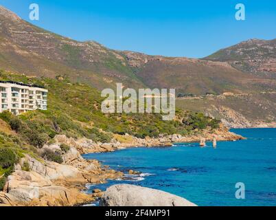 Scogliere lungo la costa di Chapman's Peak Road a Città del Capo, Sud Africa Foto Stock