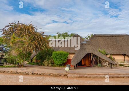 KHORIXAS, NAMIBIA - GENNAIO 13.2020: Casa sul tetto di paglia al Lodge Igowati a Khorixas, Namibia Foto Stock