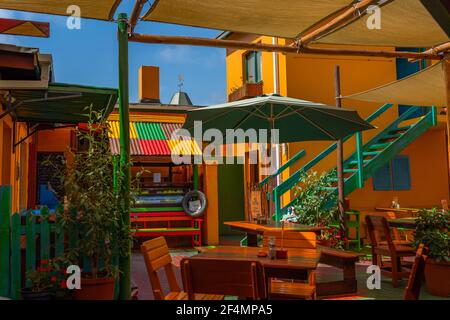 SWAKOPMUND, NAMIBIA - 11 GENNAIO 2020: Il Village Cafe, un ristorante colorfuf a Swakopmund, nel deserto del Namib sulla costa atlantica della Namibia Foto Stock