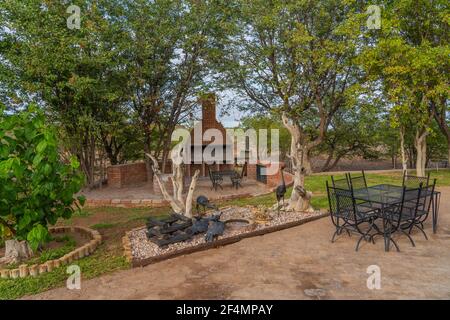 KHORIXAS, NAMIBIA - GENNAIO 13.2020: Casa sul tetto di paglia al Lodge Igowati a Khorixas, Namibia Foto Stock